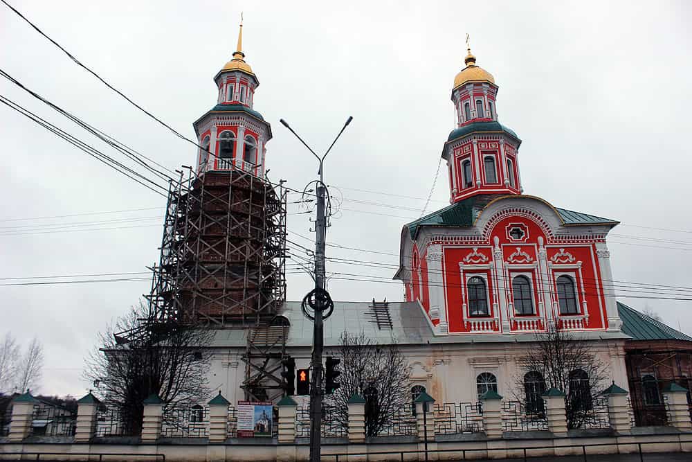 В праздник Радоницы митрополит Марк возглавил богослужения в Троицкой церкви слободы Макарье