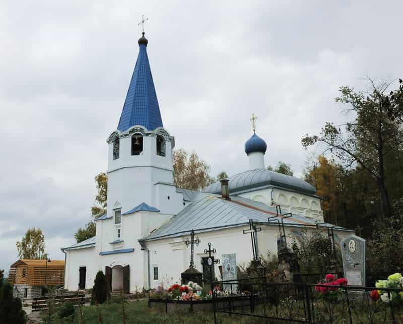 В Покровскую родительскую субботу митрополит Вятский и Слободской Марк совершил Литургию и панихиду в храме Покрова Божией Матери г. Советска