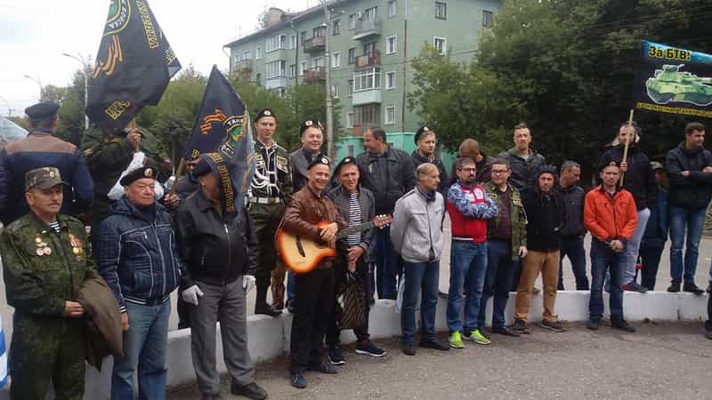 Руководитель отдела по взаимодействию с Вооруженными силами иерей Александр Коссов поздравил танкистов с профессиональным праздником