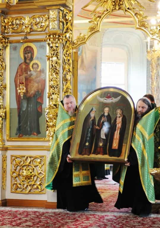 В Успенский кафедральный собор прибыла икона преподобных Сергия Радонежского, Серафима Саровского и Нила Столобенского