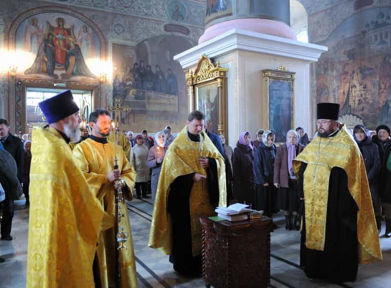 Икону Николая Чудотворца крестным ходом перенесли из Успенского собора в Серафимовский храм