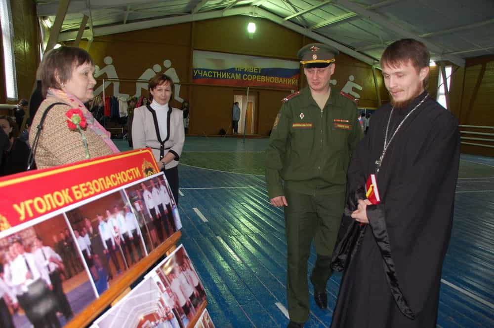 Иерей Евгений Костылев принял участие в конкурсе строевой выучки в п. Мирный