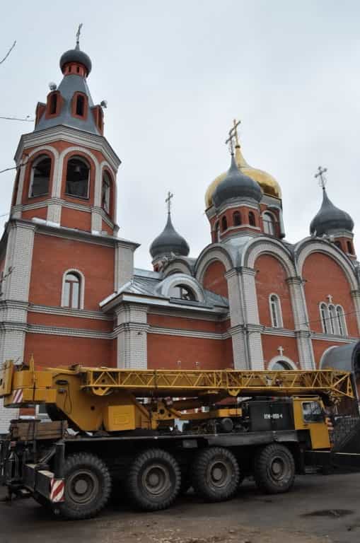 Продолжаются работы по замене купола колокольни храма великомученика и целителя Пантелеимона г. Кирова