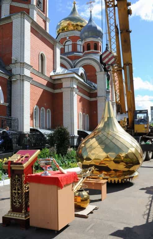 Митрополит Вятский и Слободской Марк освятил крест и купол на колокольню храма Великомученика и целителя Пантелеимона города Кирова