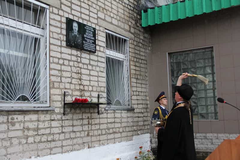 Руководитель Отдела по тюремному служению иерей Владимир Путинцев освятил мемориальную доску памяти генерал-майора внутренней службы Василия Петрова в ИК-11 УФСИН