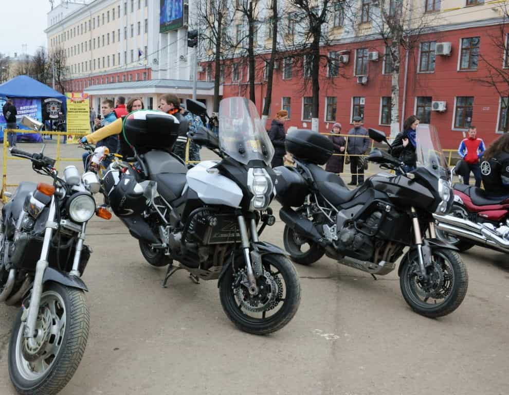 Митрополит Марк продемонстрировал технику вождения мотоцикла на открытии «Мотосезона 2017»