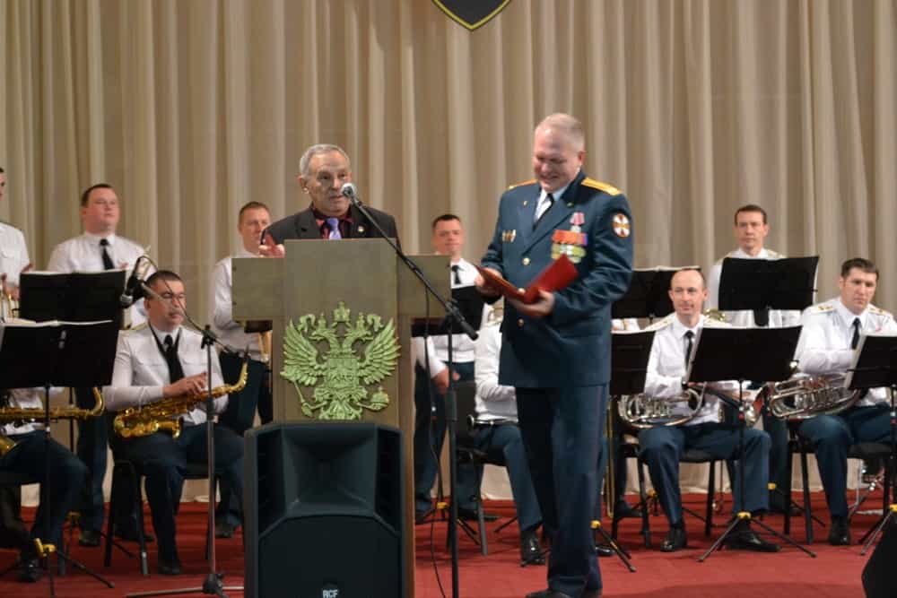 Представители Вятской епархии поздравили личный состав госпиталя войск национальной гвардии с праздником Пасхи Христовой и с 25-летием со дня сформирования учреждения