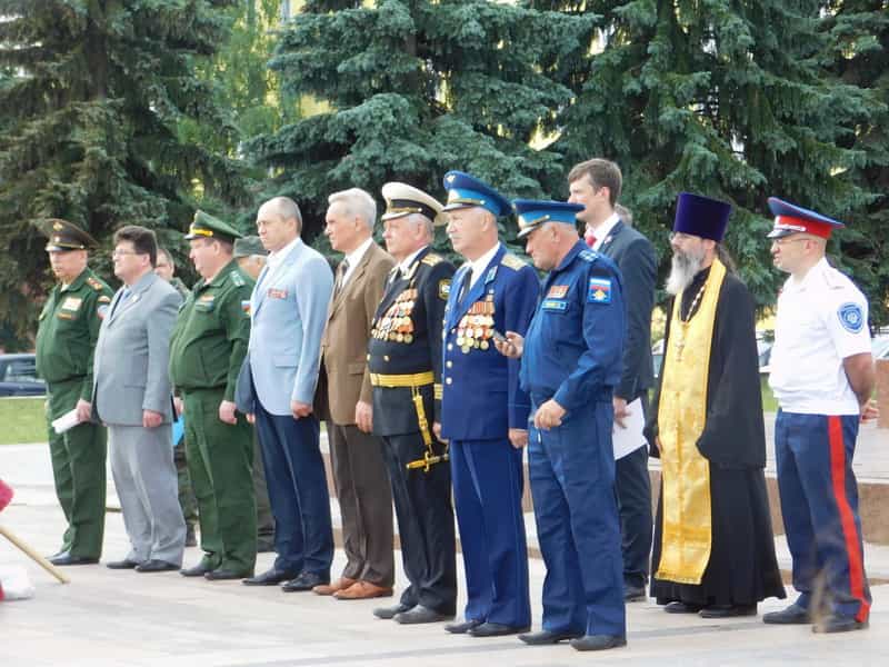 Руководитель Воинского отдела Вятской Епархии иерей Александр Коссов благословил участников автопробега, посвященного 90-летию ДОСААФ России